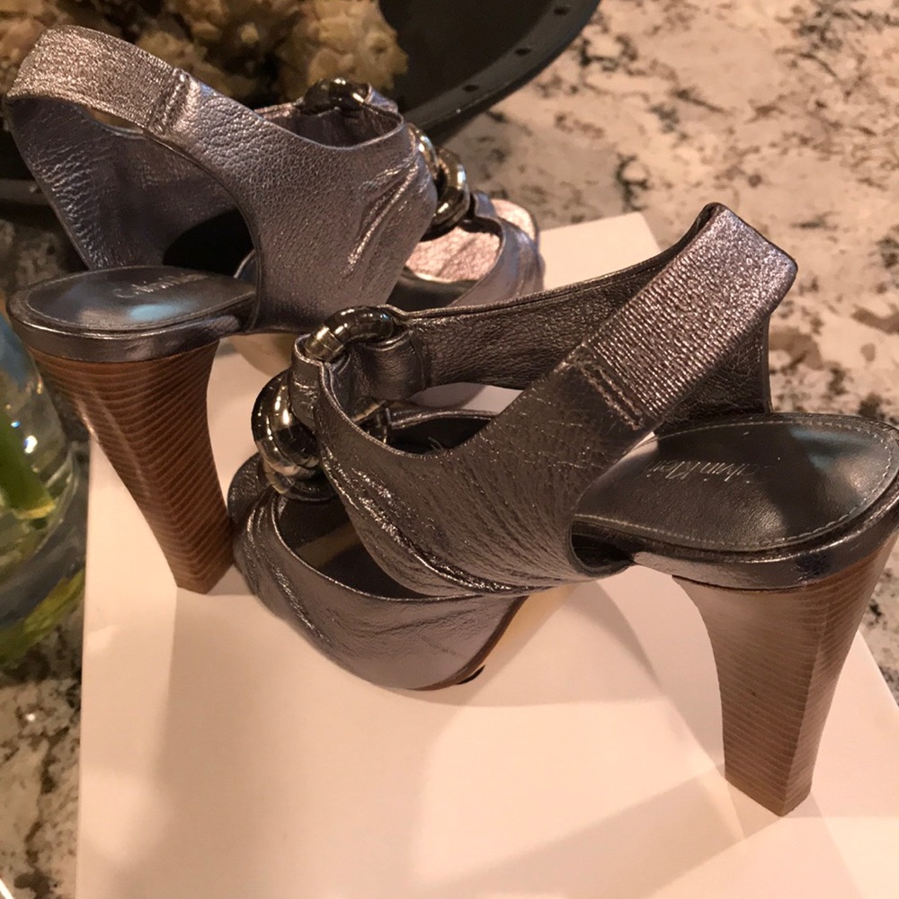 Calvin Klein Metallic Heel. Size 8 - Picture 4 of 8